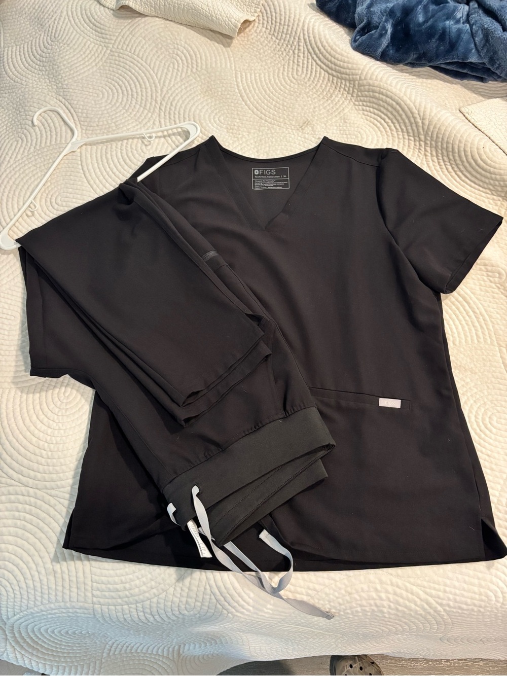 Figs Black Technical V‑Neck Scrub Top & Pants